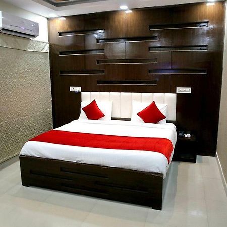 Hotel Eurasia Zirakpur Exteriör bild