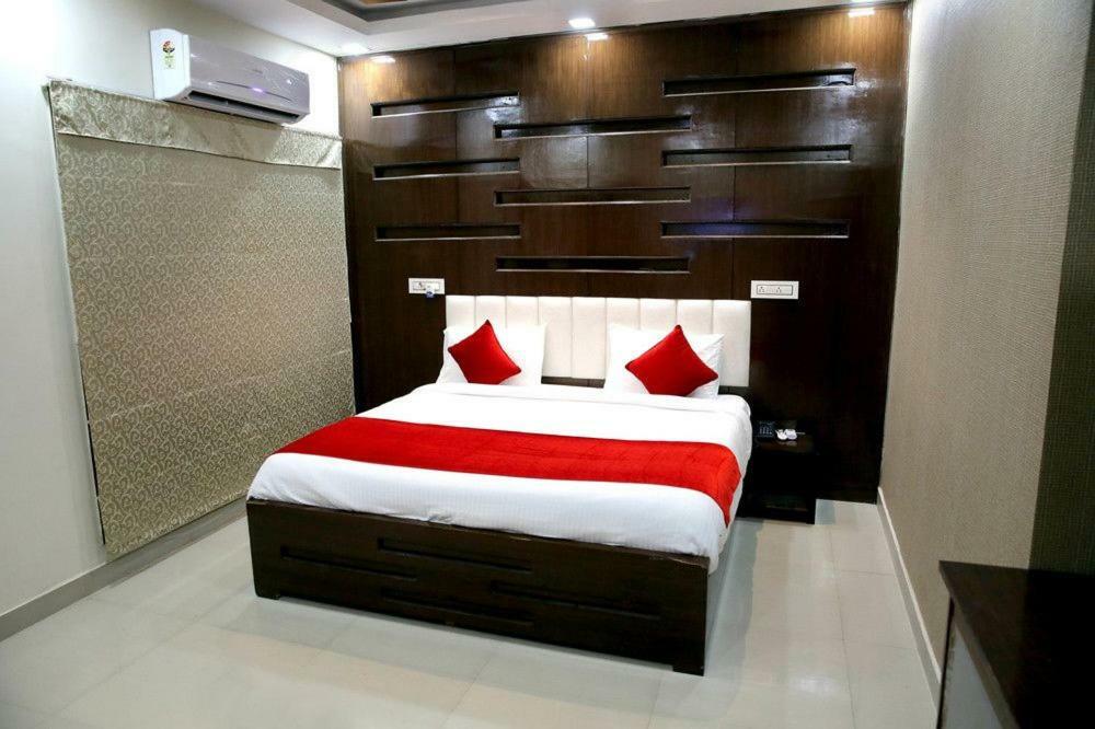 Hotel Eurasia Zirakpur Exteriör bild