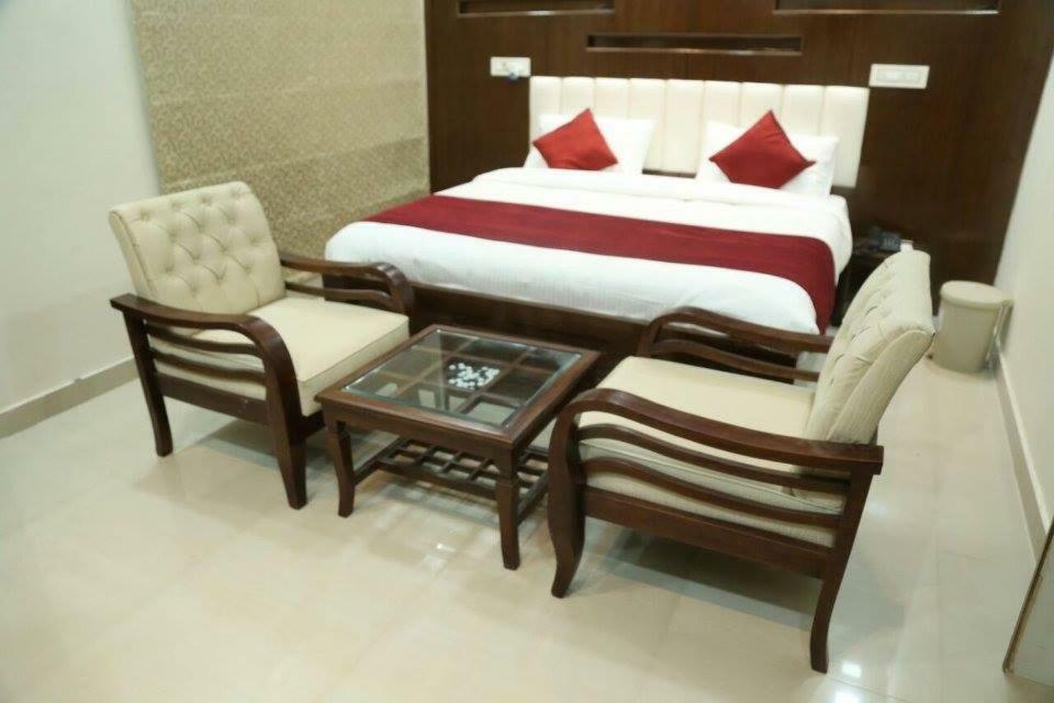 Hotel Eurasia Zirakpur Exteriör bild